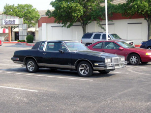 Картинка автомобили выставки уличные фото