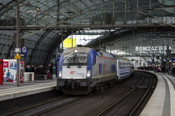 Картинка техника поезда пути рельсы перрон вокзал паровоз состав