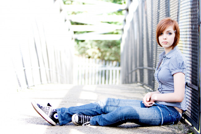 Обои картинки фото natalie barratt, девушки, natalie, barratt, кеды, джинсы