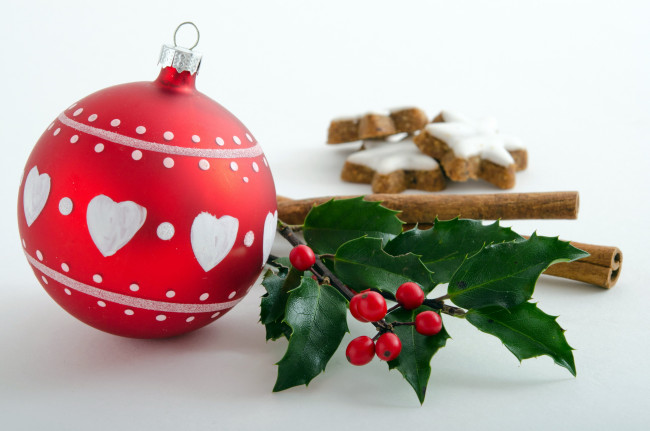 Обои картинки фото праздничные, шары, остролист