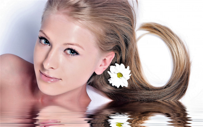 Обои картинки фото девушки, -unsort , лица,  портреты, лицо, вода, цветок, блондинка