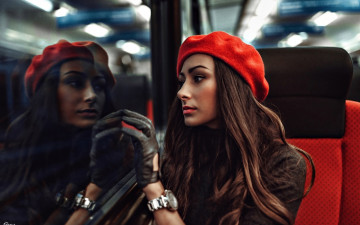 Картинка девушки -+брюнетки +шатенки берет перчатки часы