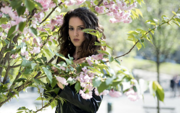 Картинка девушки -+брюнетки +шатенки весна цветение chiara