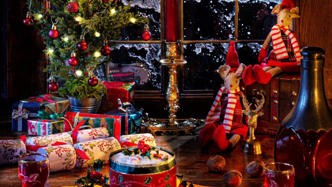 Обои картинки фото праздничные, - разное , новый год, игрушки, елка, хлопушки