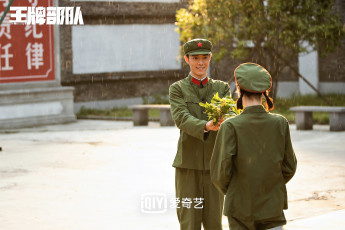 Картинка кино+фильмы ace+troops гу ие форма девушка букет дождь