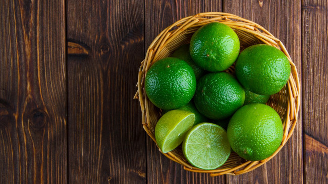 Обои картинки фото еда, цитрусы, корзинка, лаймы