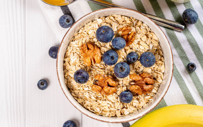 Обои картинки фото еда, мюсли,  хлопья, орехи, грецкие, хлопья, черника