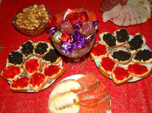 Картинка еда разное конфеты орехи бутерброды икра ветчина колбаса копченая рыба