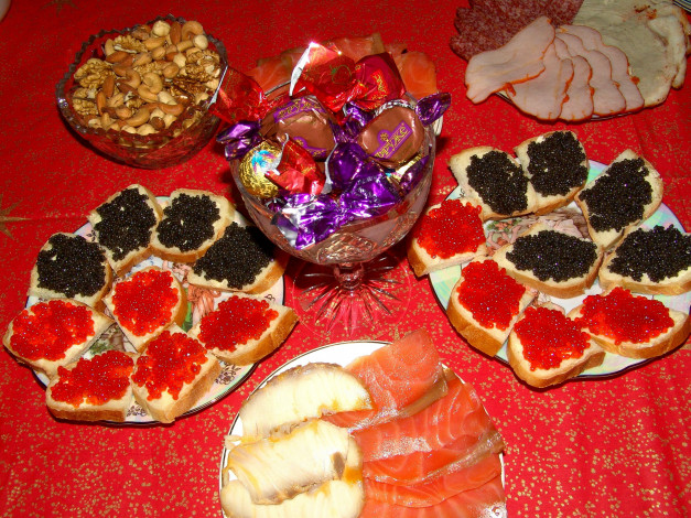 Обои картинки фото еда, разное, конфеты, орехи, бутерброды, икра, ветчина, колбаса, копченая, рыба