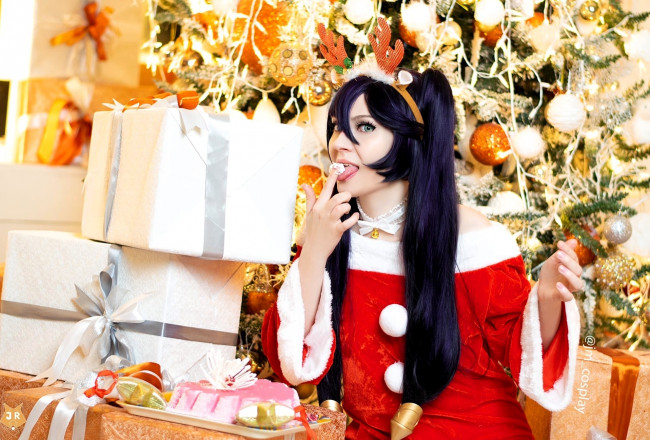 Обои картинки фото девушки, юлиана меркулова, брюнетка, костюм, ёлка, подарки