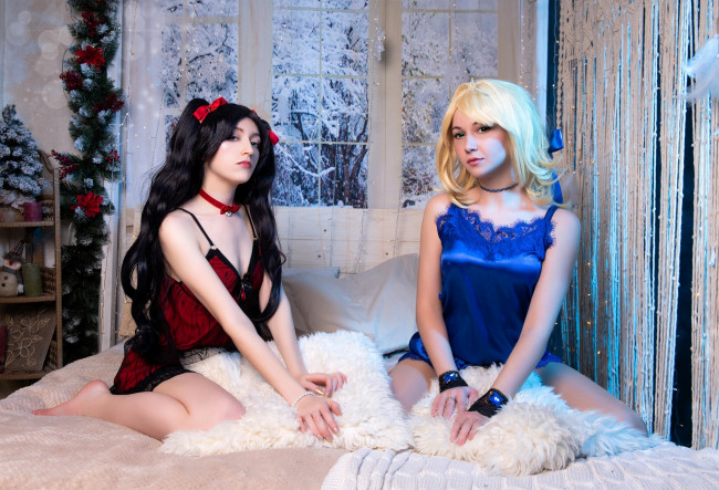Обои картинки фото девушки, momo, подруги, белье, кровать, ёлка, окно