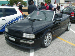 Картинка автомобили выставки уличные фото