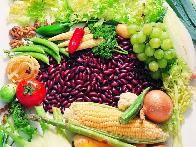 Обои картинки фото еда, разное, томаты, помидоры, виноград, фасоль, кукуруза