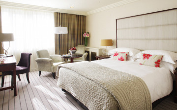 Картинка интерьер спальня ваза яблоки кровать цветы