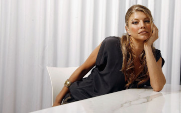 Картинка музыка fergie stacy ferguson пирсинг