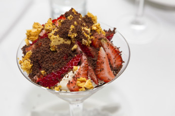 Картинка еда мороженое +десерты сладости десерт клубника шоколад