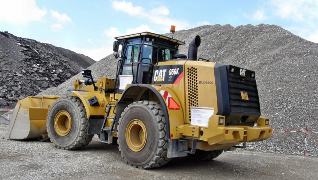 Обои картинки фото 2013 cat 966k xe ``avesco``, техника, строительная техника, трактор, колесный, карьер, щебень, ковш