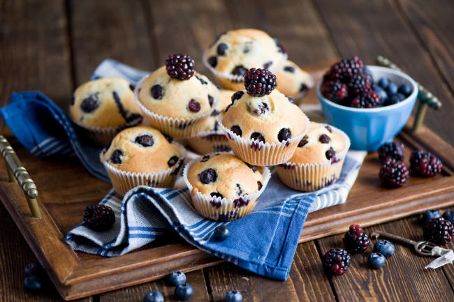 Обои картинки фото еда, пирожные,  кексы,  печенье, ежевика, кексы