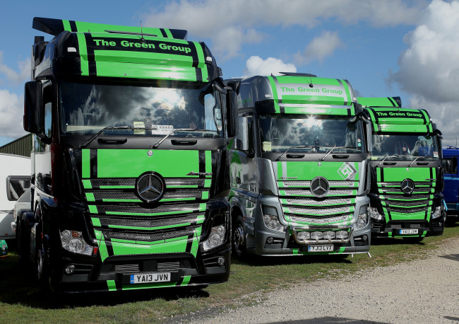 Обои картинки фото mercedes, автомобили, mercedes trucks, германия, подразделение, daimler, ag, легковые, грузовики, автобусы, двигатели, mercedes-benz