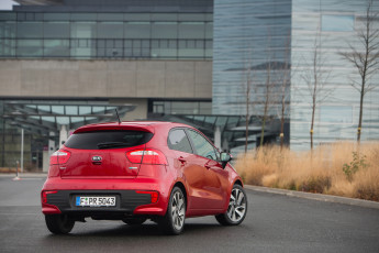 обоя автомобили, kia, rio, 5-door, ecodynamics, ub, 2014г, красный