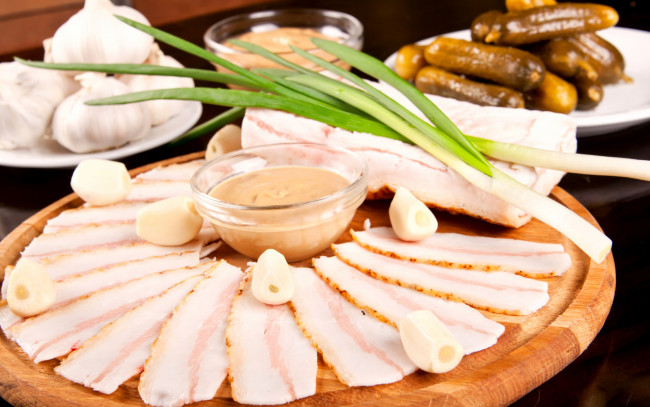 Обои картинки фото еда, мясные блюда, сало, чеснок, огурцы, лук, мясные, продукты