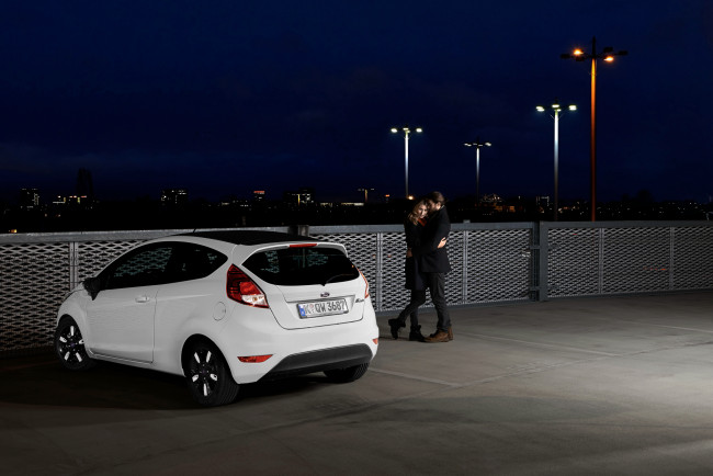 Обои картинки фото автомобили, ford, 2015г, black, white, fiesta