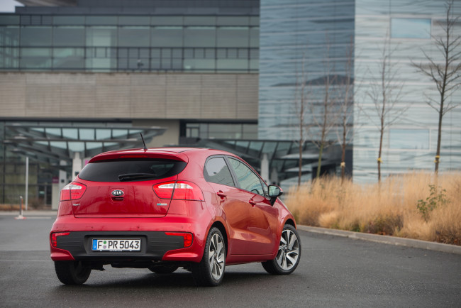Обои картинки фото автомобили, kia, rio, 5-door, ecodynamics, ub, 2014г, красный
