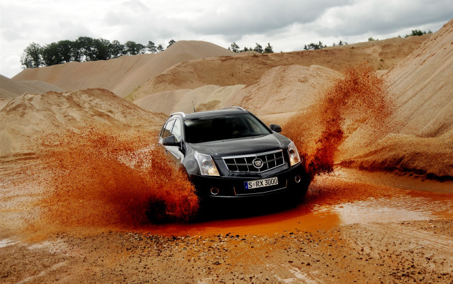 Обои картинки фото автомобили, cadillac, грязь, песок, черный, брызги, лужа, кадиллак, srx