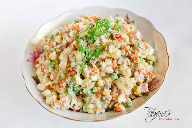 Обои картинки фото еда, салаты,  закуски, салат, укроп, салатница, оливье