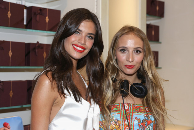 Обои картинки фото разное, знаменитости, наушники, диджей, подруга, улыбка, модель, сара, сампайо