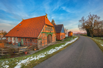 Картинка города -+здания +дома окраина