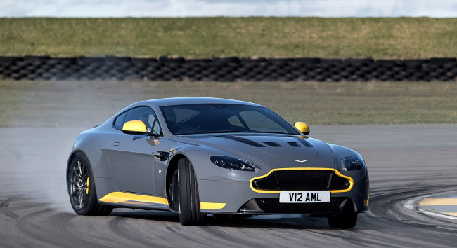 Обои картинки фото aston martin v12 vantage-s with manual transmission 2017, автомобили, aston martin, v12, aston, martin, 2017, transmission, vantage-s, with, manual