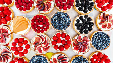 Картинка еда пирожные +кексы +печенье клубника ассорти малина инжир черника