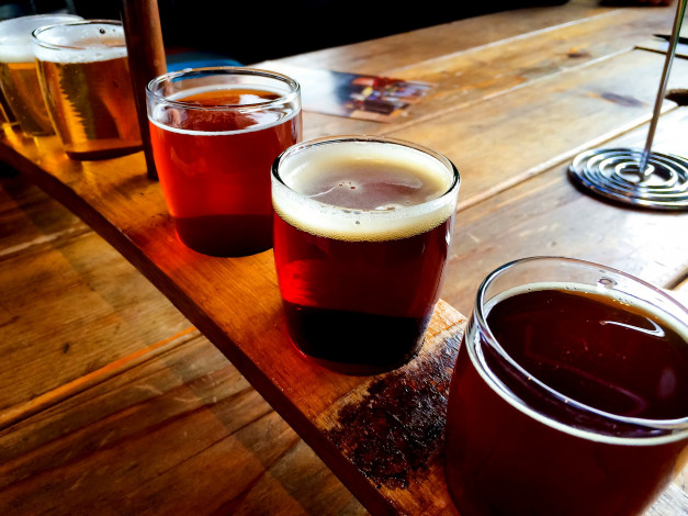 Обои картинки фото еда, напитки,  пиво, бокалы, пена, пиво, ассорти