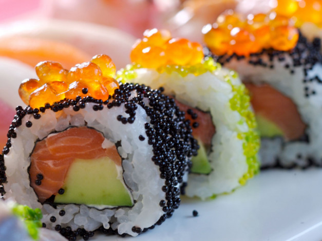 Обои картинки фото еда, рыба,  морепродукты,  суши,  роллы, кухня, роллы, японская, икра, ассорти, суши