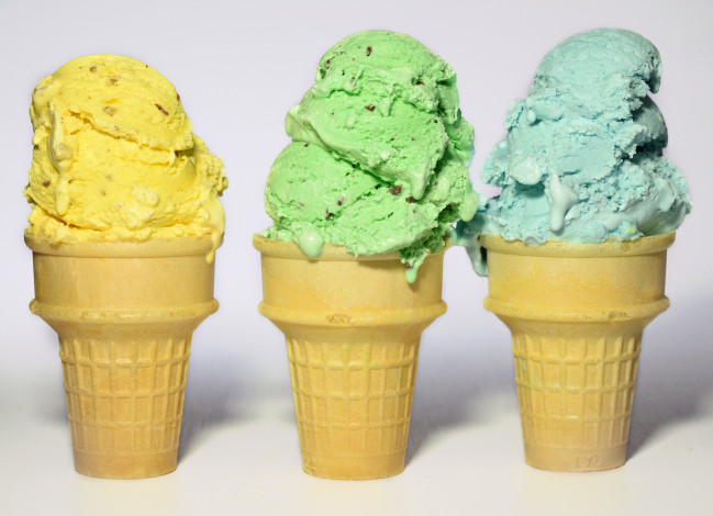 Обои картинки фото еда, мороженое,  десерты, рожок, лакомство, ассорти, вафельный