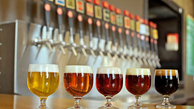 Обои картинки фото еда, напитки,  пиво, бокалы, ассорти, пена, пиво