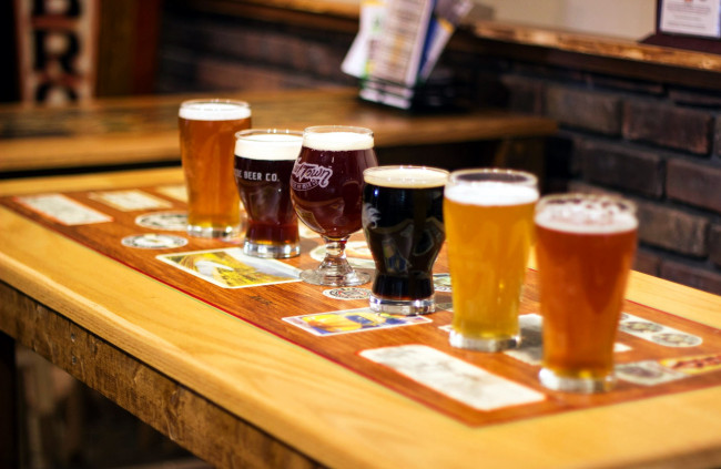 Обои картинки фото еда, напитки,  пиво, пиво, пена, ассорти, бокалы