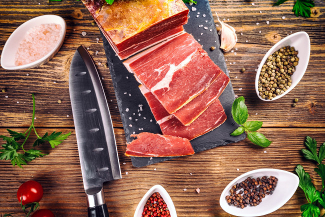 Обои картинки фото еда, колбасные изделия, нож, ветчина, перец, соль, помидоры, томаты