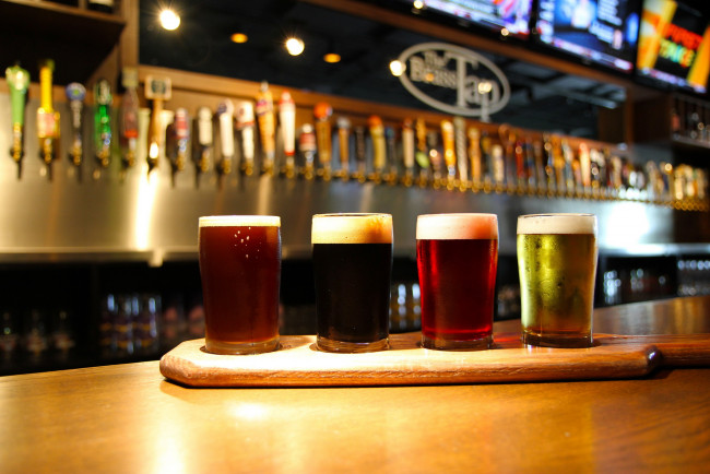 Обои картинки фото еда, напитки,  пиво, ассорти, пена, пиво, бокалы