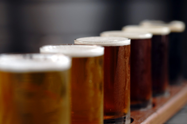Обои картинки фото еда, напитки,  пиво, пиво, бокалы, ассорти