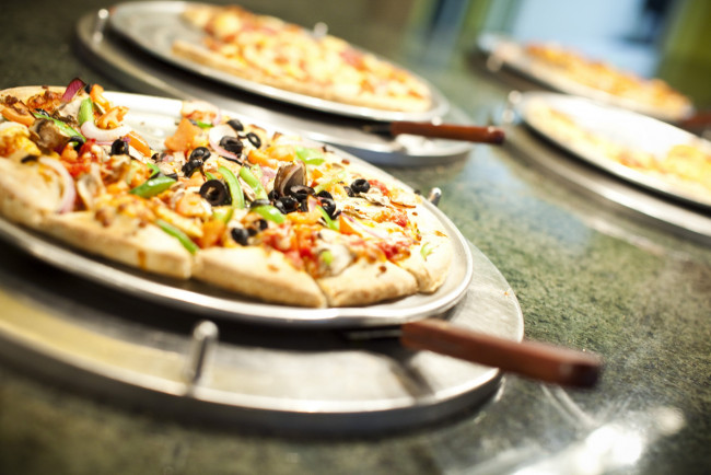 Обои картинки фото еда, пицца, начинка, маслины