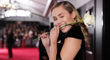 Картинка музыка miley+cyrus певица блондинка зубы цветок роза