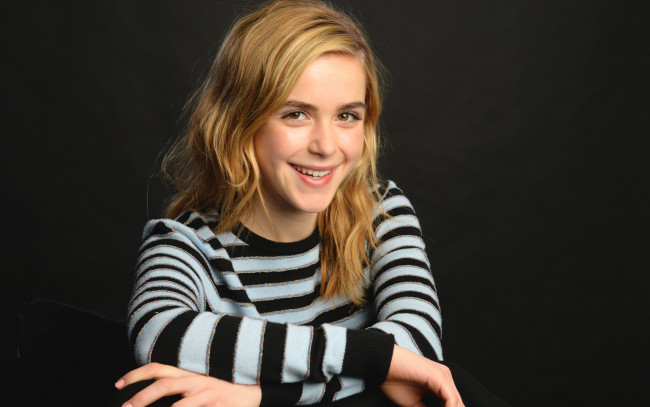 Обои картинки фото девушки, kiernan shipka, блондинка, улыбка, свитер