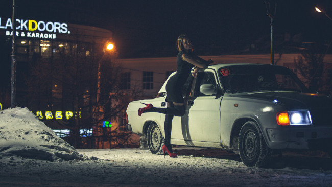 Обои картинки фото автомобили, -авто с девушками, волга