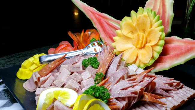 Обои картинки фото еда, колбасные изделия, колбаса, ассорти