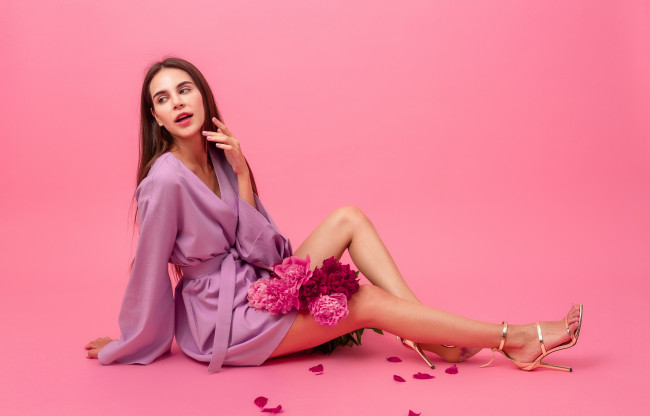 Обои картинки фото девушки, - брюнетки,  шатенки, брюнетка, поза, пионы