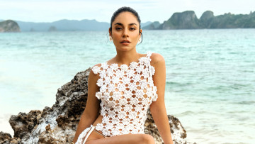Картинка девушки vanessa+hudgens брюнетка топ камень озеро скалы