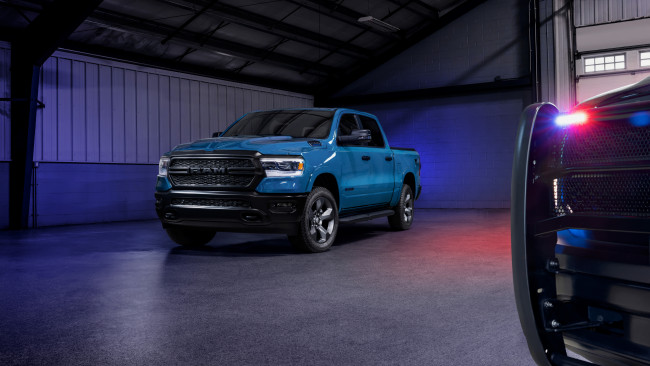 Обои картинки фото ram 1500 big horn built to serve crew cab 2024, автомобили, dodge, дoдж, гараж, синий, ram, 1500, big, horn, built, to, serve, crew, cab, 2024