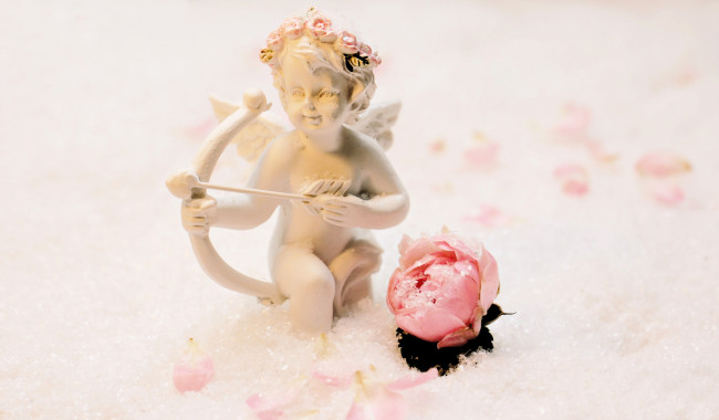 Обои картинки фото разное, сувениры, купидон, фигурка, цветок